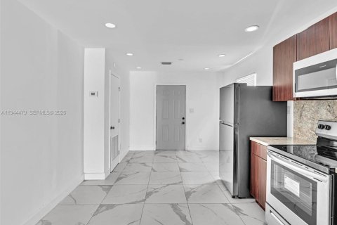 House in West Park, Florida 2 bedrooms, 68.75 sq.m. № 2001053 - photo 7