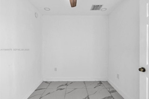 House in West Park, Florida 2 bedrooms, 68.75 sq.m. № 2001053 - photo 11