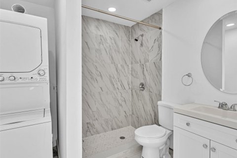 House in West Park, Florida 2 bedrooms, 68.75 sq.m. № 2001053 - photo 9