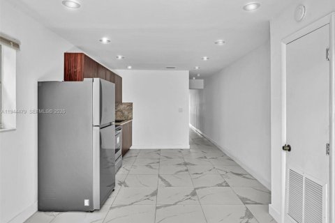 House in West Park, Florida 2 bedrooms, 68.75 sq.m. № 2001053 - photo 2