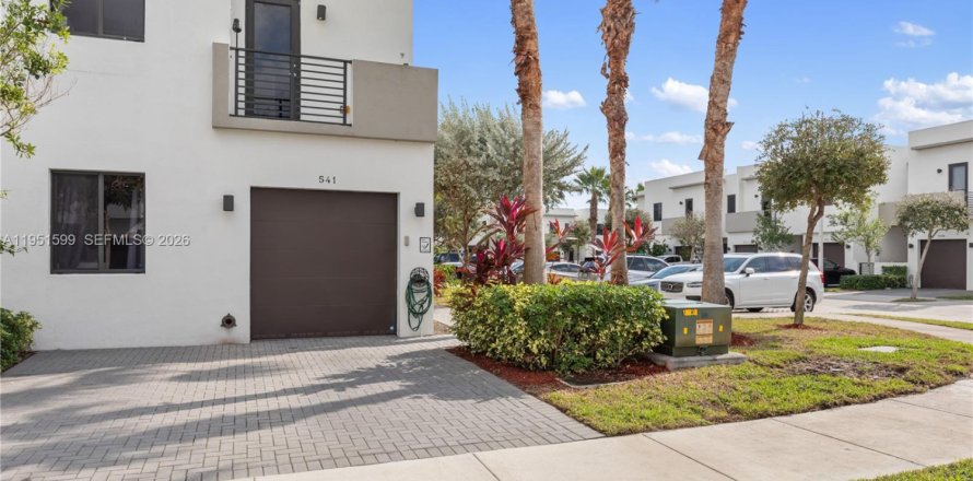 Touwnhouse à Miami, Floride 4 chambres, 180.97 m2 № 2006129