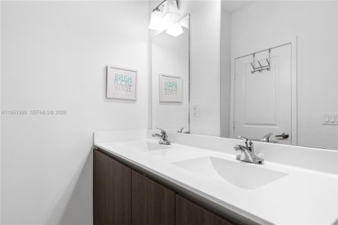 Touwnhouse à vendre à Miami, Floride: 4 chambres, 180.97 m2 № 2006129 - photo 16