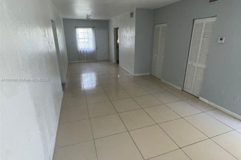 Condo in Miami, Florida, 2 bedrooms  № 1977207 - photo 4