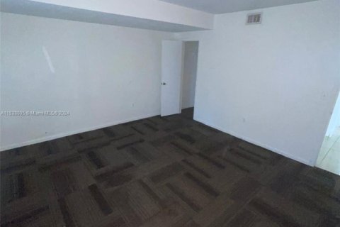 Condo in Miami, Florida, 2 bedrooms  № 1977207 - photo 10