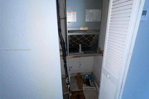 Condo in Miami, Florida, 2 bedrooms  № 1977207 - photo 16