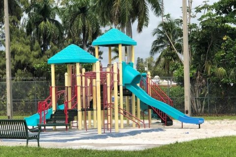 Condo in Miami, Florida, 2 bedrooms  № 1977207 - photo 21