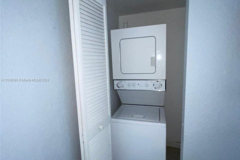 Condo in Miami, Florida, 2 bedrooms  № 1977207 - photo 15