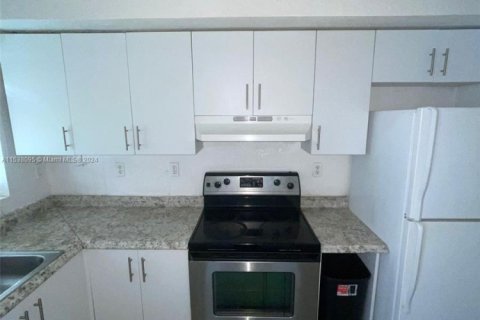 Condo in Miami, Florida, 2 bedrooms  № 1977207 - photo 8