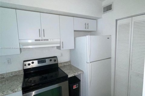 Condo in Miami, Florida, 2 bedrooms  № 1977207 - photo 9