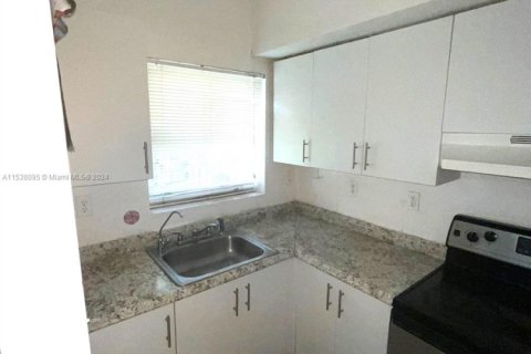 Condo in Miami, Florida, 2 bedrooms  № 1977207 - photo 7