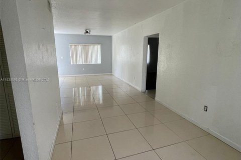 Condo in Miami, Florida, 2 bedrooms  № 1977207 - photo 6