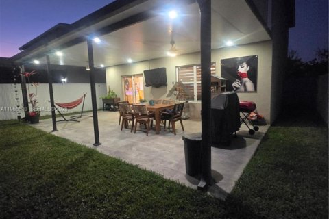 Casa en venta en Florida City, Florida, 4 dormitorios, 198.63 m2 № 2029105 - foto 1