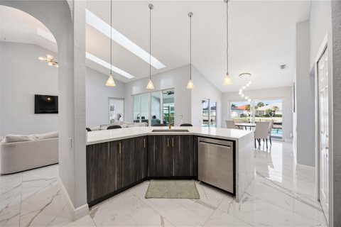 Купить виллу или дом в Порт-Шарлотт, Флорида 9 комнат, 230.86м2, № 2098058 - фото 16