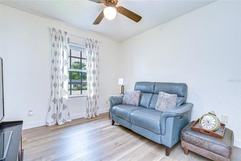 House in Valrico, Florida 3 bedrooms, 111.85 sq.m. № 2097624 - photo 17