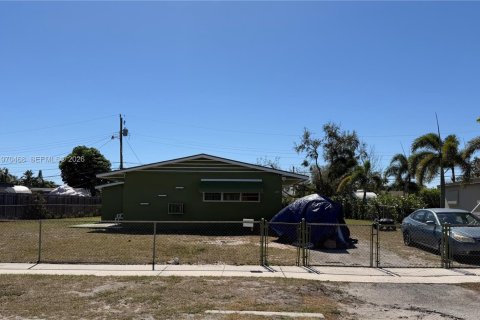 House in Miami Gardens, Florida 2 bedrooms, 70.05 sq.m. № 2030926 - photo 2