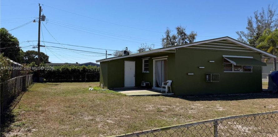 House in Miami Gardens, Florida 2 bedrooms, 70.05 sq.m. № 2030926