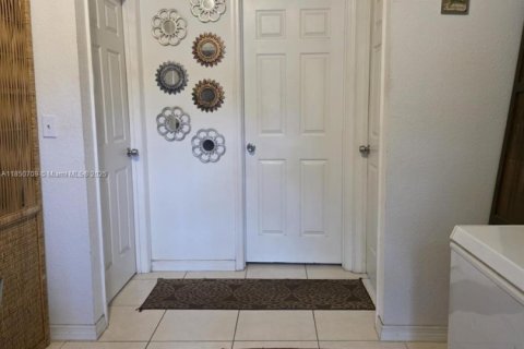 House in Miami, Florida 3 bedrooms, 104.05 sq.m. № 1875698 - photo 17