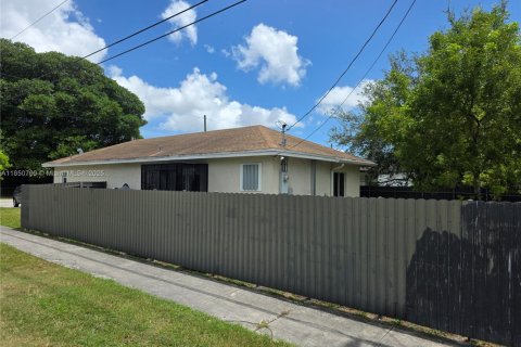 House in Miami, Florida 3 bedrooms, 104.05 sq.m. № 1875698 - photo 6