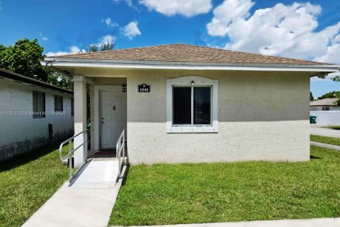 House in Miami, Florida 3 bedrooms, 104.05 sq.m. № 1875698 - photo 2