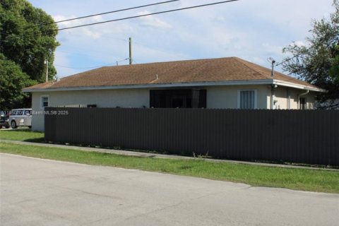 House in Miami, Florida 3 bedrooms, 104.05 sq.m. № 1875698 - photo 9