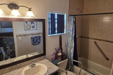 House in Miami, Florida 3 bedrooms, 104.05 sq.m. № 1875698 - photo 27
