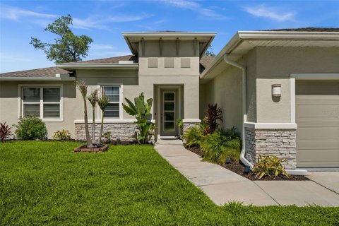 House in North Port, Florida 3 bedrooms, 179.21 sq.m. № 2220372 - photo 2