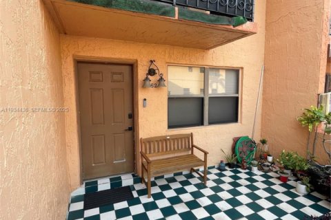 Снять в аренду таунхаус в Хайалиа, Флорида 2 спальни, 95.88м2, № 1992563 - фото 2