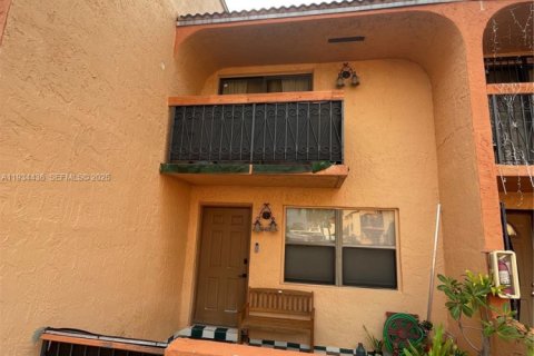 Снять в аренду таунхаус в Хайалиа, Флорида 2 спальни, 95.88м2, № 1992563 - фото 1