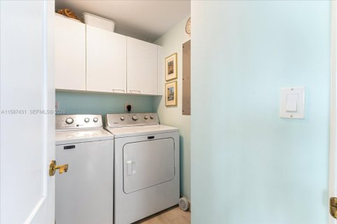 Condo in Miami Beach, Florida, 3 bedrooms  № 2059694 - photo 13