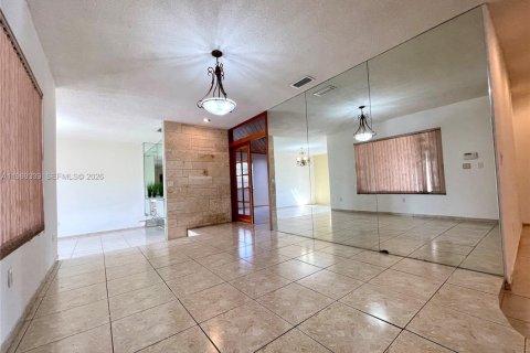 Casa en alquiler en Miami, Florida, 5 dormitorios, 294.69 m2 № 2030297 - foto 3