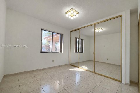 Casa en alquiler en Miami, Florida, 5 dormitorios, 294.69 m2 № 2030297 - foto 16