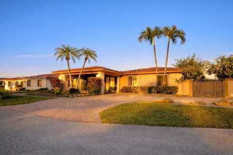 Casa en Miami, Florida 5 dormitorios, 294.69 m2 № 2030297