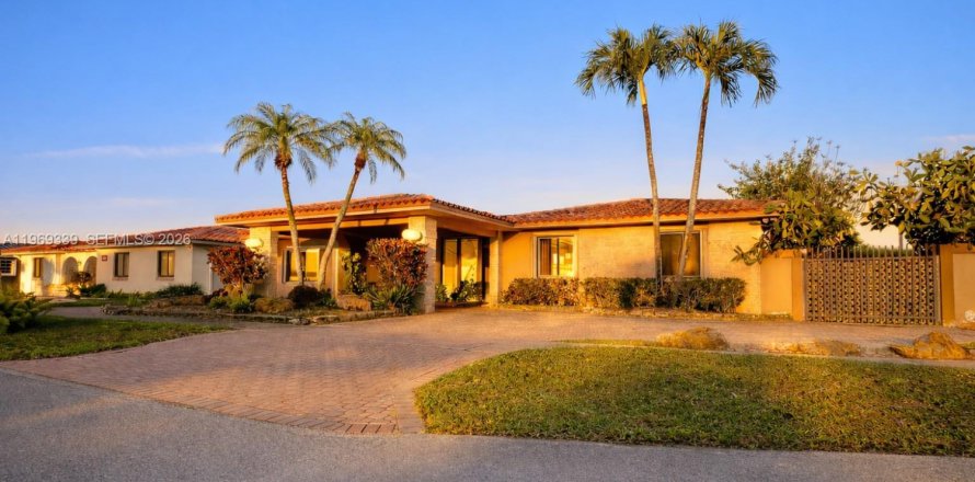 Casa en Miami, Florida 5 dormitorios, 294.69 m2 № 2030297