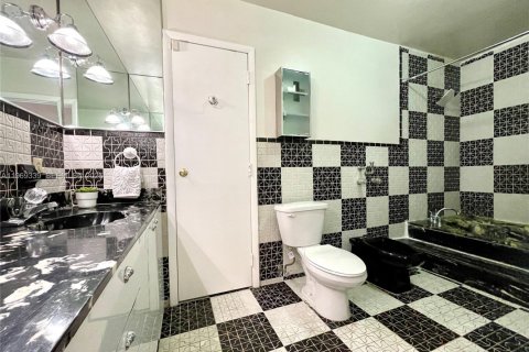 Casa en alquiler en Miami, Florida, 5 dormitorios, 294.69 m2 № 2030297 - foto 20