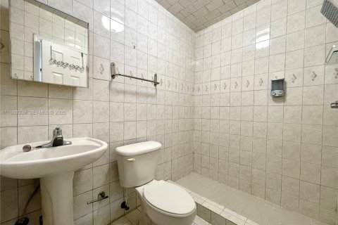 Casa en alquiler en Miami, Florida, 5 dormitorios, 294.69 m2 № 2030297 - foto 24