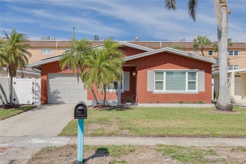 House in Saint Pete Beach, Florida 2 bedrooms, 94.02 sq.m. № 1650512 - photo 1