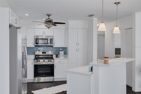 House in Saint Pete Beach, Florida 2 bedrooms, 94.02 sq.m. № 1650512 - photo 11