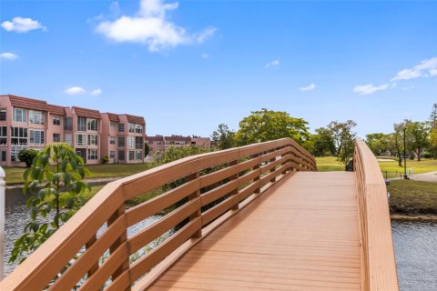 Condo in Sunrise, Florida, 1 bedroom  № 1973383 - photo 11