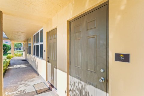 Condo in Sunrise, Florida, 1 bedroom  № 1973383 - photo 2