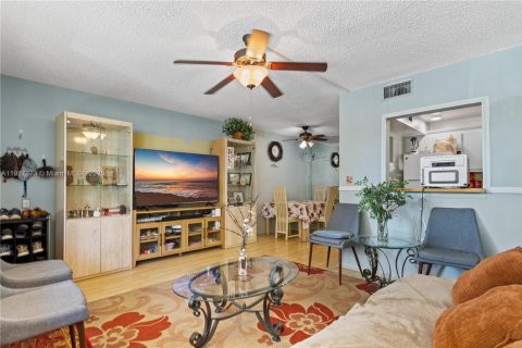 Condo in Sunrise, Florida, 1 bedroom  № 1973383 - photo 4