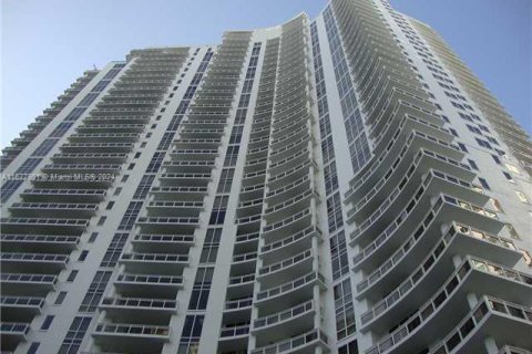 Condominio en Miami, Florida, 1 dormitorio  № 2077081