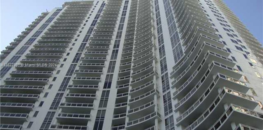 Condominio en Miami, Florida, 1 dormitorio № 2077081