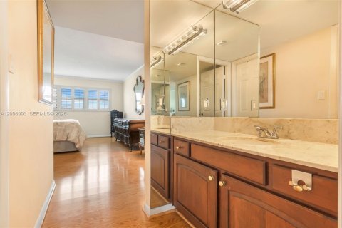 Condo in Fort Lauderdale, Florida, 2 bedrooms  № 2401278 - photo 19