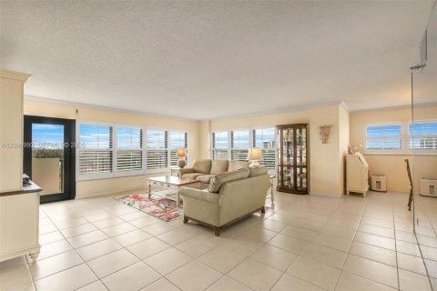Condo in Fort Lauderdale, Florida, 2 bedrooms  № 2401278 - photo 5
