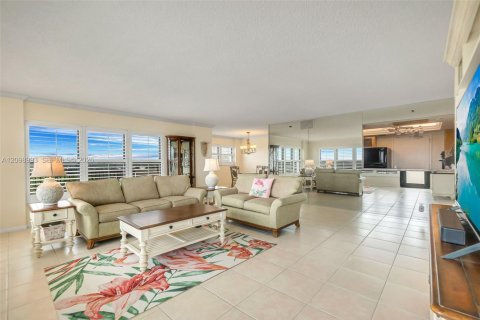Condo in Fort Lauderdale, Florida, 2 bedrooms  № 2401278 - photo 3