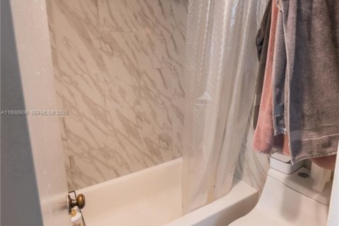 Condo in Miami, Florida, 3 bedrooms  № 1944875 - photo 17