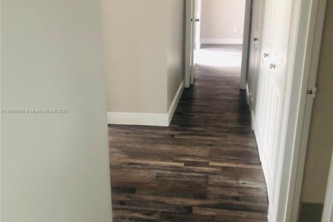 Condo in Miami, Florida, 3 bedrooms  № 1944875 - photo 10