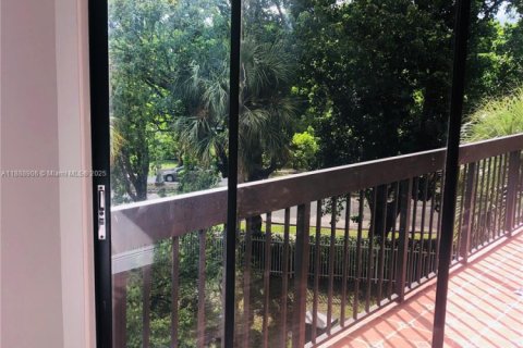 Condo in Miami, Florida, 3 bedrooms  № 1944875 - photo 9