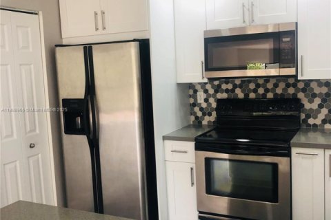 Condo in Miami, Florida, 3 bedrooms  № 1944875 - photo 3