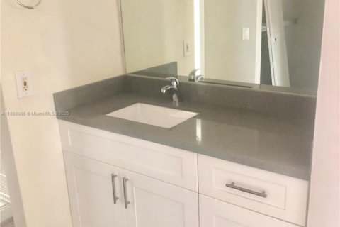 Condo in Miami, Florida, 3 bedrooms  № 1944875 - photo 11